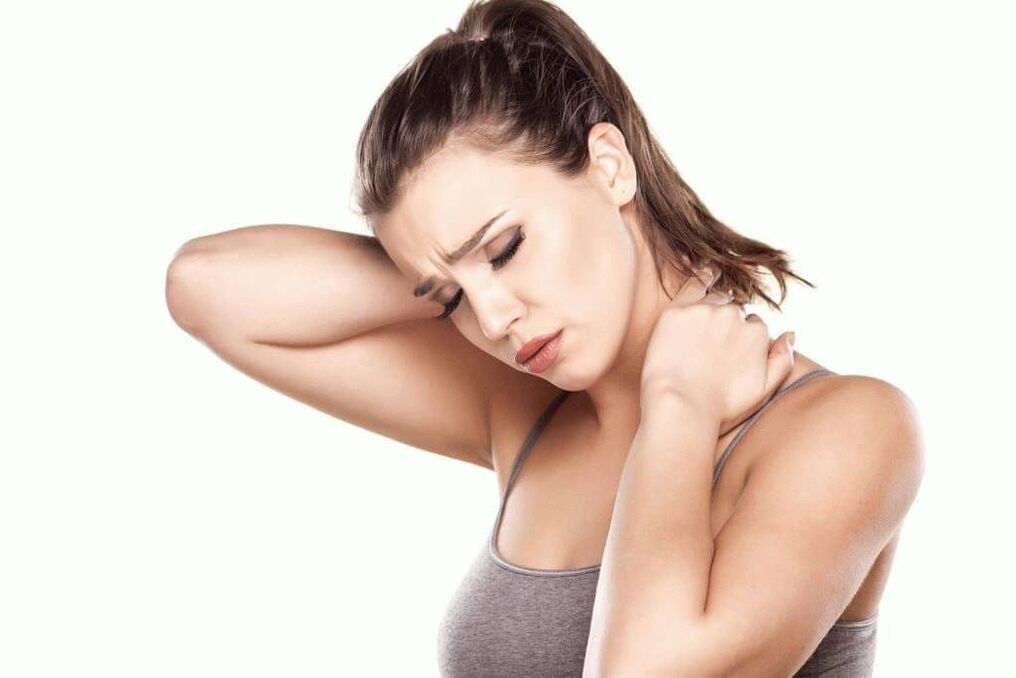 silná bolest v krku a lopatkách v důsledku cervikální osteochondrózy