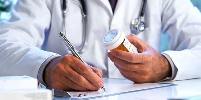 Lékař předepisuje lék na léčbu osteochondrózy
