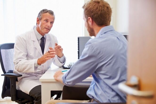 Pacient konzultuje s lékařem lidové léky na léčbu osteochondrózy
