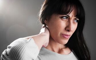 Žena je znepokojena příznaky cervikální osteochondrózy